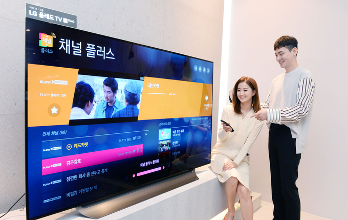 서울시 강남구에 위치한 LG베스트샵 강남본점에서 고객들이 LG 스마트 TV에서 '채널플러스'를 시청하고 있다. <사진=LG전자 제공>