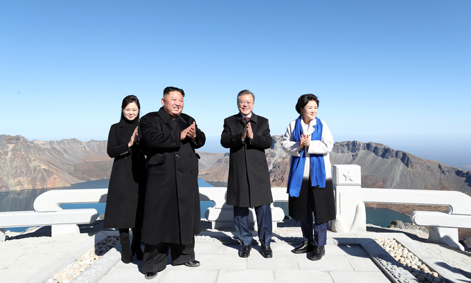평양정상회담 사흘째인 20일 오전 문재인 대통령과 김정은 국무위원장이 백두산 정상인 장군봉에 올라 함께 박수를 치고 있다.  ⓒ평양사진공동취재단