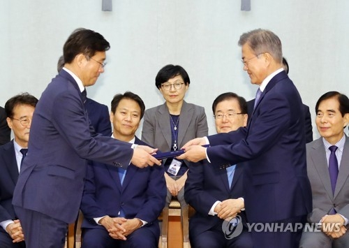 문재인 대통령이 지난 21일 오후 청와대에서 성윤모 산업통상자원부 장관에게 임명장을 수여하고 있다.  <사진=연합>