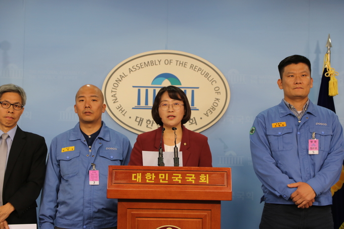 정의당 추혜선 의원이 지난 25일 국회 정론관에서 기자회견을 열고 포스코 노조와해 문건을 공개했다.<사진=추혜선 의원실 제공>