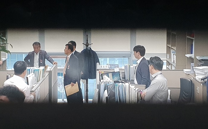 검찰이 1일 더불어민주당 신창현 의원의 국회의원회관 사무실을 압수수색하고 있다. <사진 연합뉴스>
