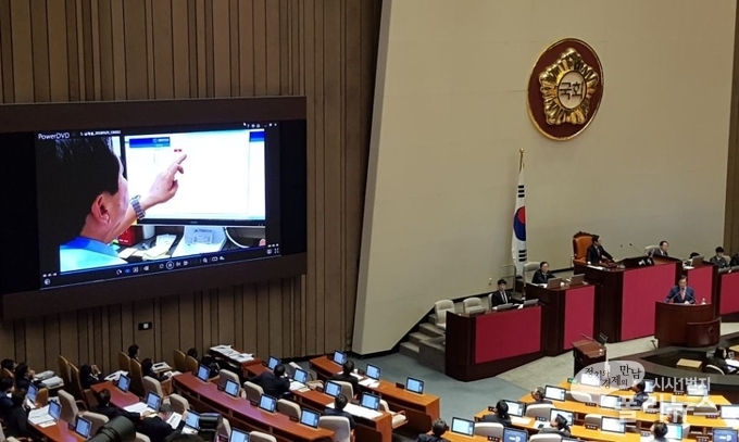 2일 심재철 자유한국당 의원이 디브레인 접속을 동영상을 통해 시연했다.  ⓒ폴리뉴스
