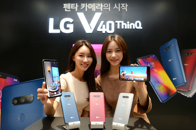 모델들이 완성도 높은 플랫폼 위에 스마트폰에서 가장 많이 쓰는 카메라 기능을 중심으로 한층 업그레이드 한 LG V40 ThinQ를 소개하고 있다. <사진=LG전자 제공>