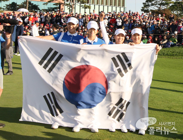 우승을 차지한 전인지,박성현,김인경,유소연(왼쪽부터)이 태극기 뒤에서 포즈를 취하는 장면
