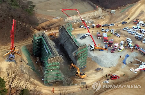 지난 2015년 3월 25일 붕괴사고가 발생한 경기도 용인의 한 도로공사 현장. <사진=연합뉴스>