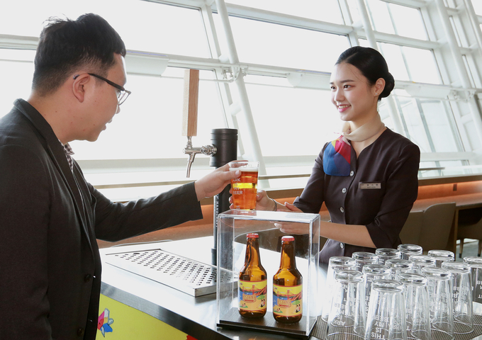 아시아나항공이 인천공항 라운지에서 수제 맥주 'ASIANA' 서비스를 제공한다.<사진=아시아나항공 제공>