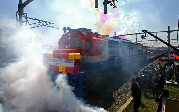 지난 2007년 5월 17일 경의선 문산역에서 남북 철도연결구간 열차 시험운행을 실시하고 있다. <사진=연합뉴스>