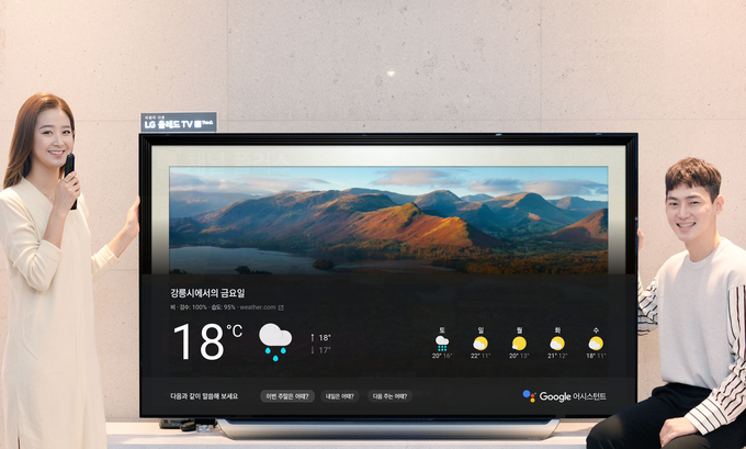 서울시 강남구에 위치한 LG 베스트샵 강남본점에서 고객들이 LG 올레드 TV AI 씽큐의 대화면을 통해 구글 어시스턴트 한국어 서비스를 이용하고 있다. <사진=LG전자 제공>