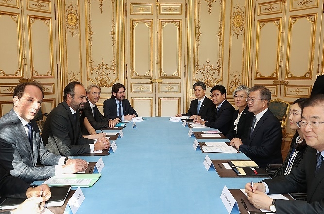 문재인 대통령은 16일(현지시간) 파리 프랑스 총리공관에서 에두아르 필립 총리와 오찬 회담을 진행했다.[사진=청와대]