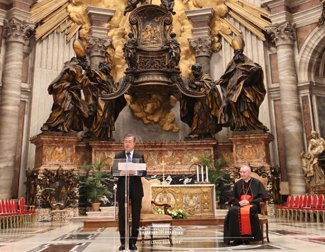 문재인 대통령은 17일(현지시간) 이탈리아 바티칸 성베드로 성당에서 한반도 평화를 위한 특별미사에서 연설하고 있다.[사진=문재인 대통령 페이스북]