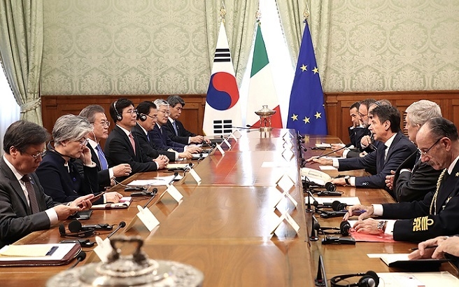 문재인 대통령은 17일(현지시간) 이탈리아 총리궁에서 주세페 콘테 총리와 한-이탈리아 정상회담을 가졌다.[사진=청와대]