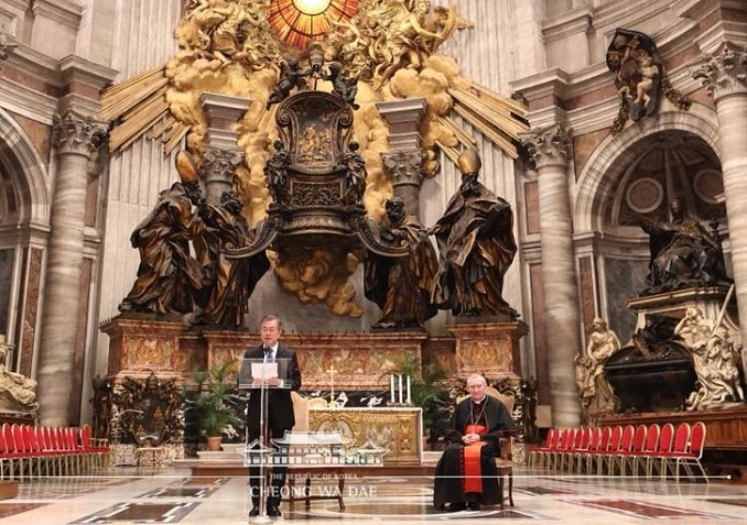 문재인 대통령은 지난 17일(현지시간) 로마 성 베드로성당에서 열린 한반도 평화를 위한 미사에서 연설하고 있다.[사진=청와대]