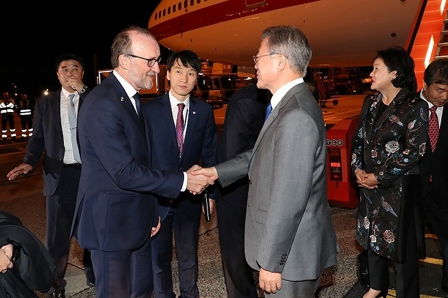 문재인 대통령은 19일(현지시간) 오후 덴마크 코펜하겐 카스트럽 국제공항에 도착해 토머스 레만 주한덴마크대사 등의 영접을 받고 있다.[사진=청와대]
