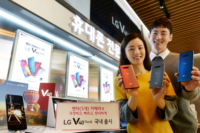 모델이 서울시 강남구에 위치한 LG 베스트샵 강남본점에서  LG V40 ThinQ 를 소개하고 있다. <사진=LG전자 제공>