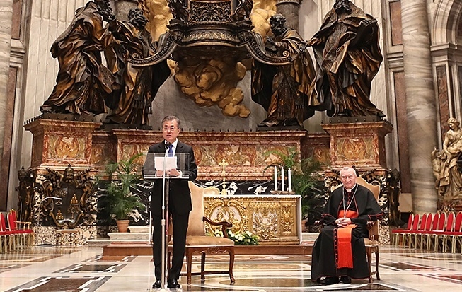 문재인 대통령은 10월 17일(현지시간) 로마 바티칸 성베드로 성당에서 한반도평화를 위한 특별 미사해 참석했다.[사진=청와대]