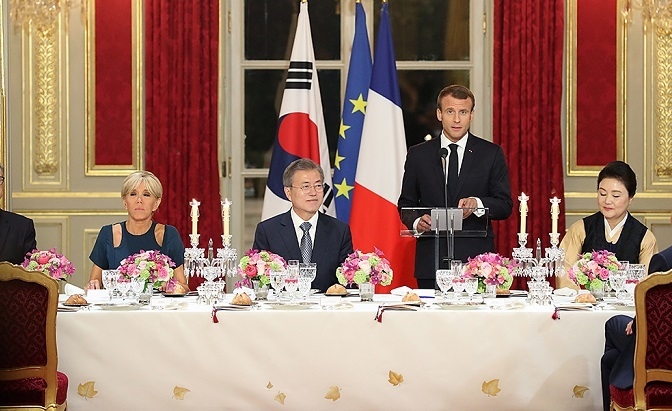 문재인 대통령은 10월 15일(현지시간) 프랑스 대통령궁인 파리 엘리제궁에서 가진 에마뉘엘 마크롱 대통령과의 정상회담 후 저녁 만찬을 가졌다.[사진=청와대]