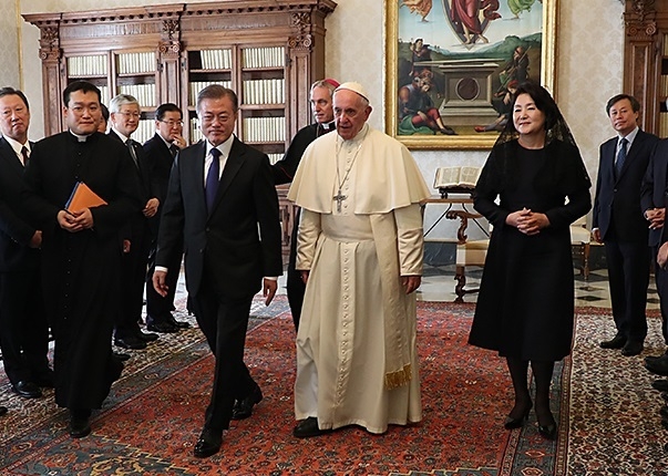 문재인 대통령은 10월 18일(현지시간) 로마 바티칸 교황청에서 프란치스코 교황을 접견한 자리에서 교황에게 방북을 요청했다.[사진=청와대]