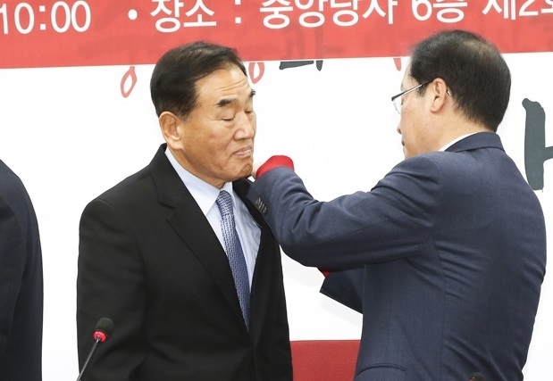 지난 2월 자유한국당에 입당하는 이재오 상임고문[사진=자유한국당]