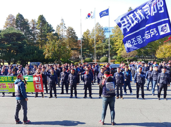 현대자동차 노조가 지난달 31일 울산공장 본관 앞에서 '광주형 일자리'에 반대하는 집회를 하고 있다.<사진=연합뉴스>