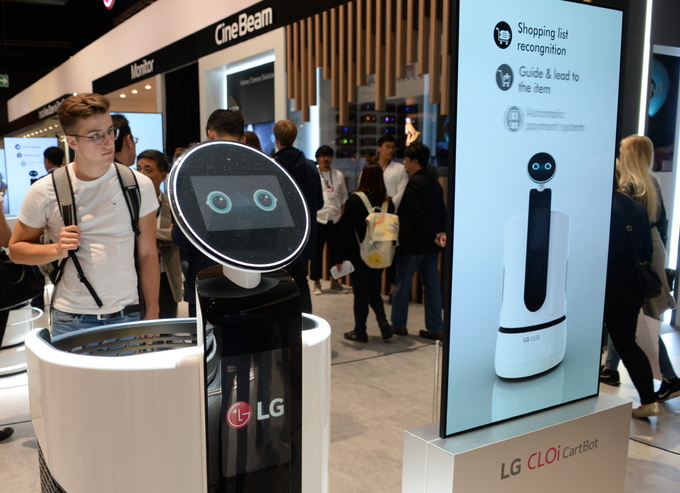LG 클로이 카트봇: 지난 9월 열린  IFA 2018에서 관람객들이  'LG 클로이 카트봇'을 살펴보고 있다. <사진=LG전자 제공>