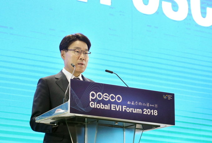 6일, 송도 컨벤시아에서 열린 ‘2018 글로벌 EVI포럼’ 에서 최정우 회장이 ‘Next 50 years with POSCO’ 주제로 기조연설을 하고 있다.<사진=포스코 제공>