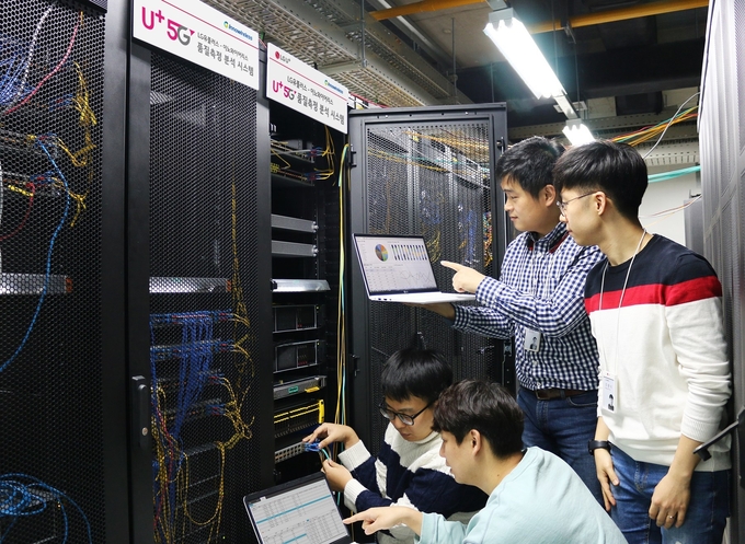 LG유플러스 네트워크 직원들이 상암사옥에 구축된5G 네트워크 품질 통합 측정 분석 시스템을 점검하고 있는 모습. <사진=LG유플러스 제공>