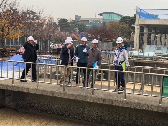 정하영 김포시장(좌측 3번째)시장과 시의원들이 오산시 하수처리장을 둘러보고 있다.  <사진=서희건설 제공>