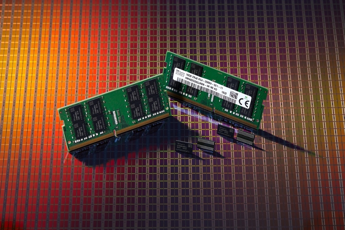 SK하이닉스가 2세대 10나노급(1y) 미세공정을 적용한 8Gbit(기가비트) DDR4 D램을 개발했다. <사진=SK하이닉스제공>