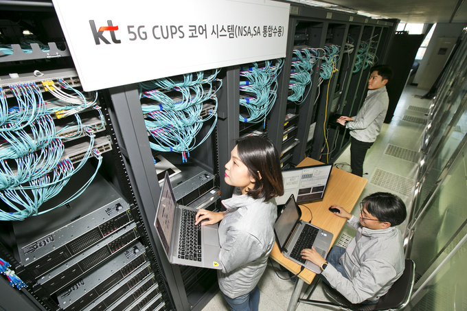 KT 직원들이 CUPS 기술이 적용된 5G 코어장비를 구축완료하고 시험하는 모습. <사진=KT 제공>