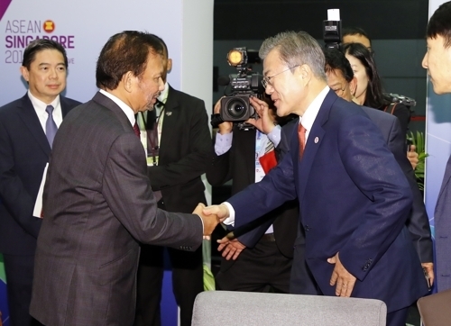 아세안(ASEAN) 관련 회의 참석을 위해 싱가포르를 방문 중인 문재인 대통령이 14일 오전 싱가포르 선텍 컨벤션센터 회담장에서 하사날 볼키아 브루나이 국왕을 만나 악수하고 있다.[사진=연합뉴스]