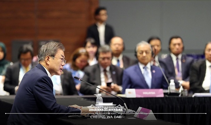 문재인 대통령은 14일(현지시간) 싱가포르 선텍(SUNTEC) 컨벤션센터에서 열린 제20차 한·아세안 정상회의에 참석해 기조연설을 하고 있다.[사진=청와대 페이스북]