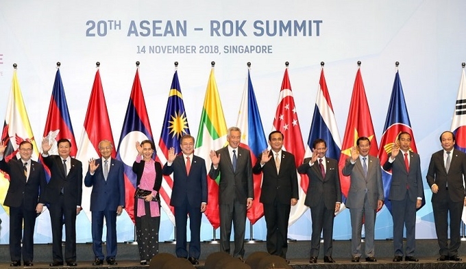 문재인 대통령이 지난 14일(현지시간) 싱가포르 선텍(SUNTEC) 컨벤션센터에서 열린 제20차 한·아세안 정상회의에 참석해 기념촬영을 하고 있다.(왼쪽에서 3번째가 마하티르 모하마드 말레이시아 총리)[사진=청와대]