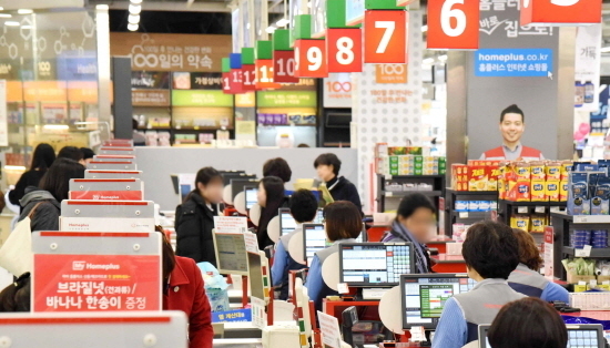 홈플러스 직원들이 서울 등촌동 홈플러스 강서점 계산대에서 고객들을 응대하고 있다.  <사진=홈플러스 제공>