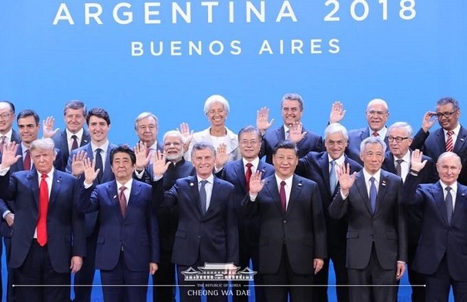 문재인 대통령은 30일(현지시간) 아르헨티나 부에노스아이레서 코스타 살게로 센터 G20(주요20개국) 정상회의에서 참석한 다른 국가 정상들과 함께 포즈를 취하고 있다.[사진=청와대 페이스북]