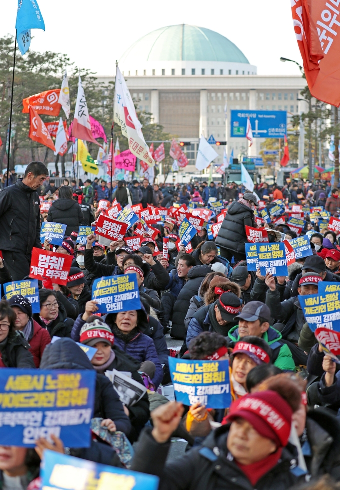 1일 오후 국회 앞에서  '민중공동행동'이 주최한 '2018 전국민중대회'에서 참가자들이 개혁을 촉구하고 있다. <사진제공=연합뉴스>