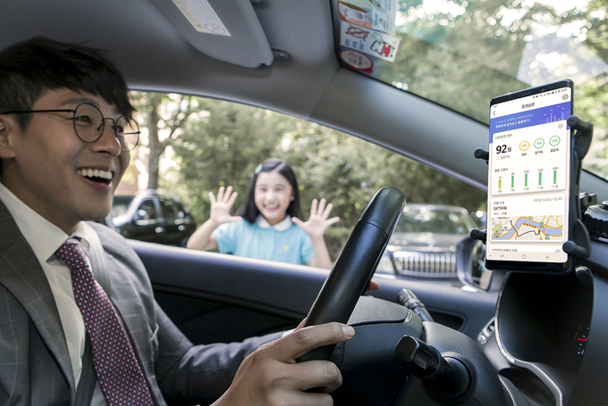 SK텔레콤은 운전자의 주행 습관을 보여주는 ‘T맵 운전습관’으로 운전자 보험할인 혜택을 받은 고객이 약 68만 명(11월 말 누적 가입자 기준)에 달한다고 5일 밝혔다.  <사진=SK텔레콤 제공>