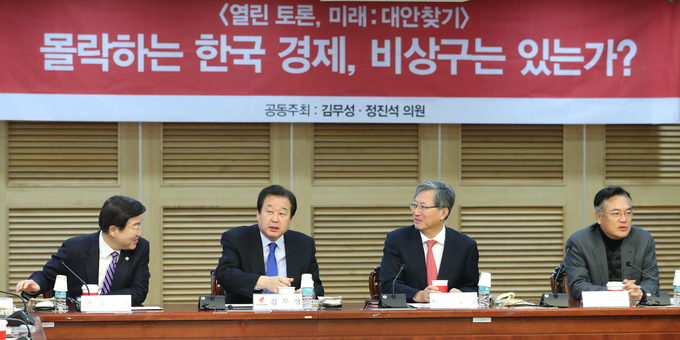 지난달 28일 오전 국회 의원회관에서 열린 몰락하는 한국 경제, 비상구는 있는가 토론회에 앞서 행사를 주최한 김무성 의원(왼쪽 두번째) 등이 참석자들과 대화하고 있다. (사진=연합뉴스)