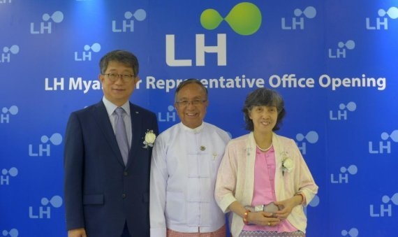 지난 8일 LH 미얀마 대표사무소 개소식에 참석한 박상우 LH 사장(왼쪽) 및 우 한쪼 미얀마 건설부 장관 내외가 기념촬영을 하고 있다. <사진=LH 제공>
