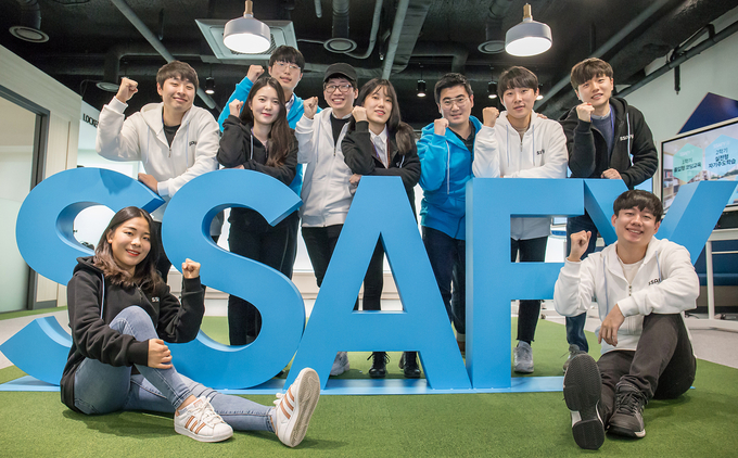 10일 '삼성 청년 소프트웨어 아카데미' 서울 캠퍼스에 입과하는 교육생들이 기념 사진을 촬영하고 있다. <사진=삼성전자 제공>