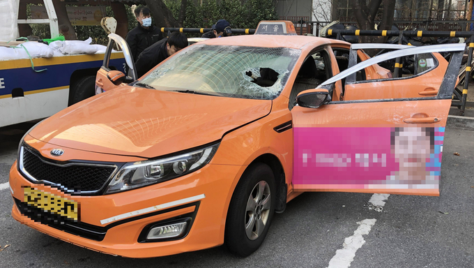 10일 오후 2시께 서울 여의도 국회경비대 앞 국회대로에서 택시기사 최 모 씨가 자신의 택시 안에서 몸에 인화 물질을 뿌리고 불을 질러 분신을 시도했다. (사진=연합뉴스)