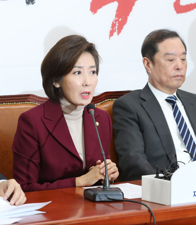 자유한국당 나경원 신임 원내대표(왼쪽)가 지난 13일 오전 국회에서 열린 비상대책위원회의에서 발언하고 있다.