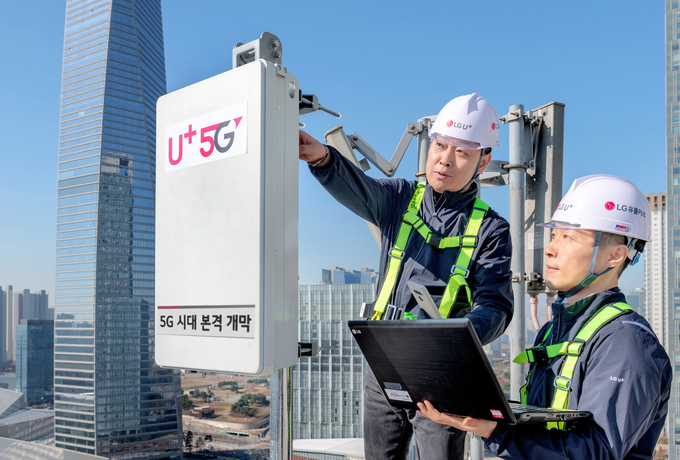 LG유플러스 직원들이 지난 12월 1일 5G 전파 발사에 앞서 인천 송도에 구축된 5G 기지국을 최종 점검하고 있는 모습. <사진=LG유플러스 제공>