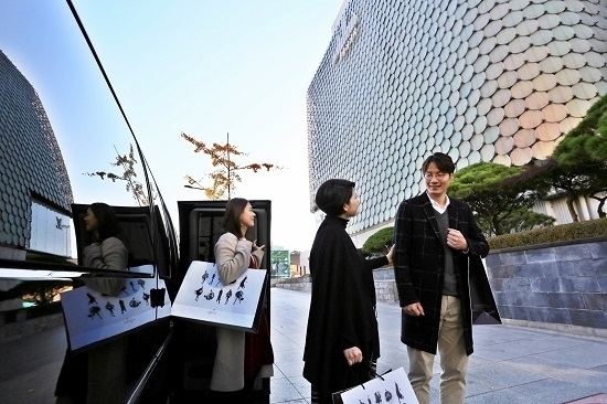 대전에 위치한 갤러리아백화점 타임월드의 VIP 고객들이 갤러리아 측에서 제공한 밴 차량을 타고 명품관 쇼핑을 즐기기 위해 하차하고 있다. <사진=갤러리아 제공>