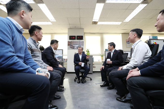 문재인 대통령은 20일 서울 용산 국방부청사에서 국방부 직원들과 만나 대화를 나누고 격려했다.[사진=청와대]