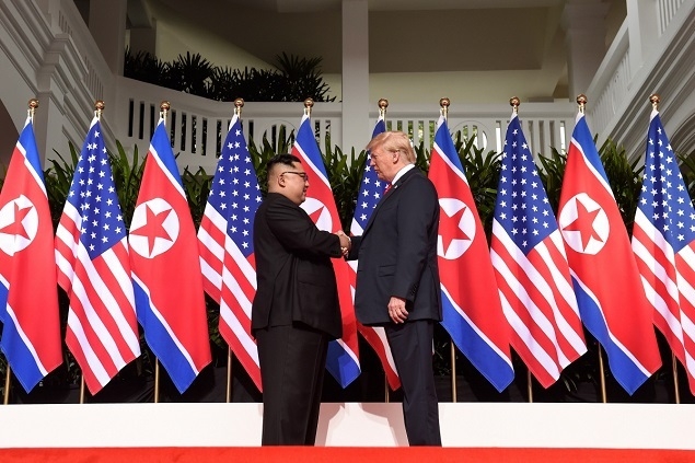 도널드 트럼프 미국 대통령과 김정은 북한 국무위원장은 6월 12일 싱가포르 센토사에서 역사적인 북미정상회담을 갖기 전 악수를 나누고 있다.