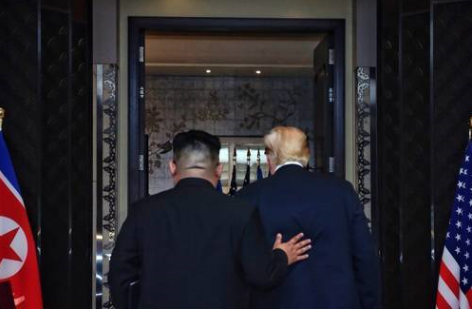 북미정상회담이 열린 12일 오후 싱가포르 센토사 섬 카펠라호텔에서 미국 도널드 트럼프 대통령과 북한 김정은 국무위원장이 공동합의문 서명식장을 나서고 있다. [스트레이츠타임스 홈페이지 캡처]