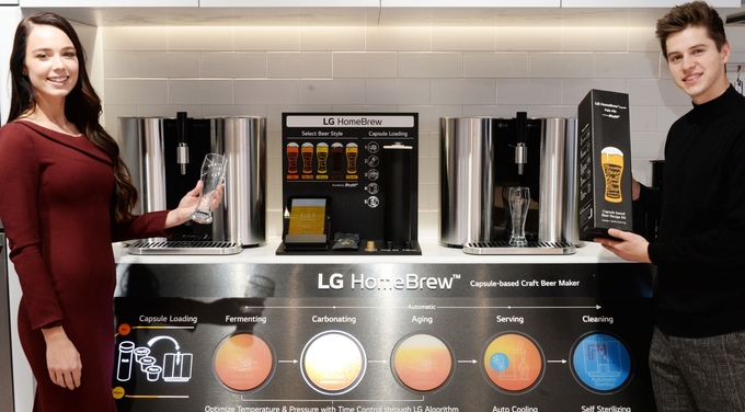 8일부터 미국 라스베이거스에서 열린 CES 2019 LG전자 전시관에서 관람객들이 혁신적인 캡슐맥주제조기 'LG 홈브루'에 큰 관심을 보였다. <사진=LG전자 제공>