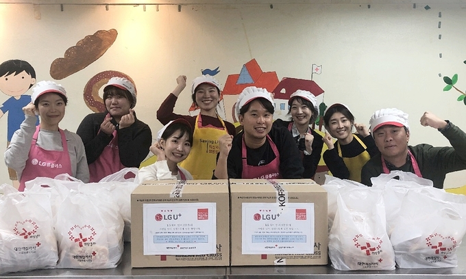 작년 11월 ‘1담당 1나눔’ 활동으로 복지시설에 기부되는 ‘사랑의 빵 만들기 봉사’를 진행한 LG유플러스 임직원들의 모습. <사진=LG유플러스 제공>