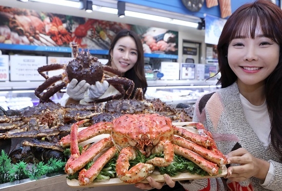 15일 오전, 롯데마트 서울역점에서 모델들이 러시아산 레드 킹크랩을 소개하고 있다. <사진=롯데쇼핑 제공>