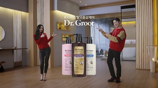 LG생활건강이 프리미엄 탈모 증상 케어 브랜드 ‘닥터그루트(Dr. Groot)’에서 모델 김희철과 손나은이 출연하는 새 TV 광고를 공개했다. <사진=LG생활건강 제공>